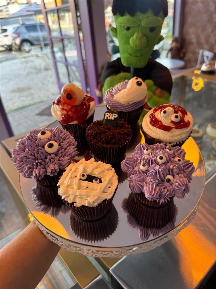 Cupcakes de Halloween da Borbelha — monstrinhos roxos, olho, múmia e RIP de chocolate